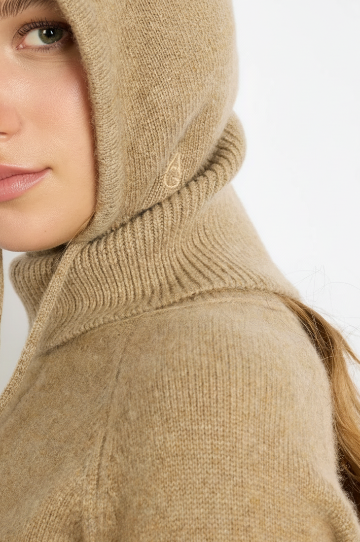 Alexandra Golovanoff – Cagoule cachemire beige