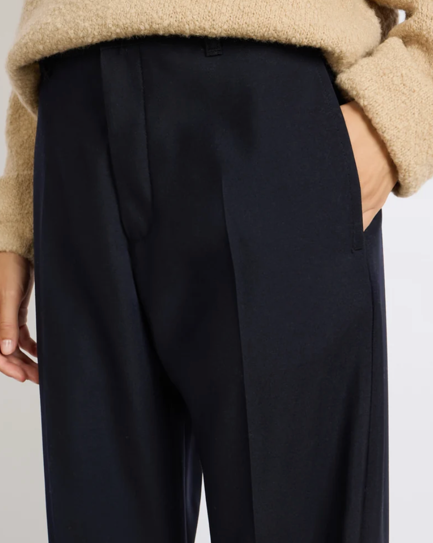 Alexandra Golovanoff –  Pantalon Joe Navy