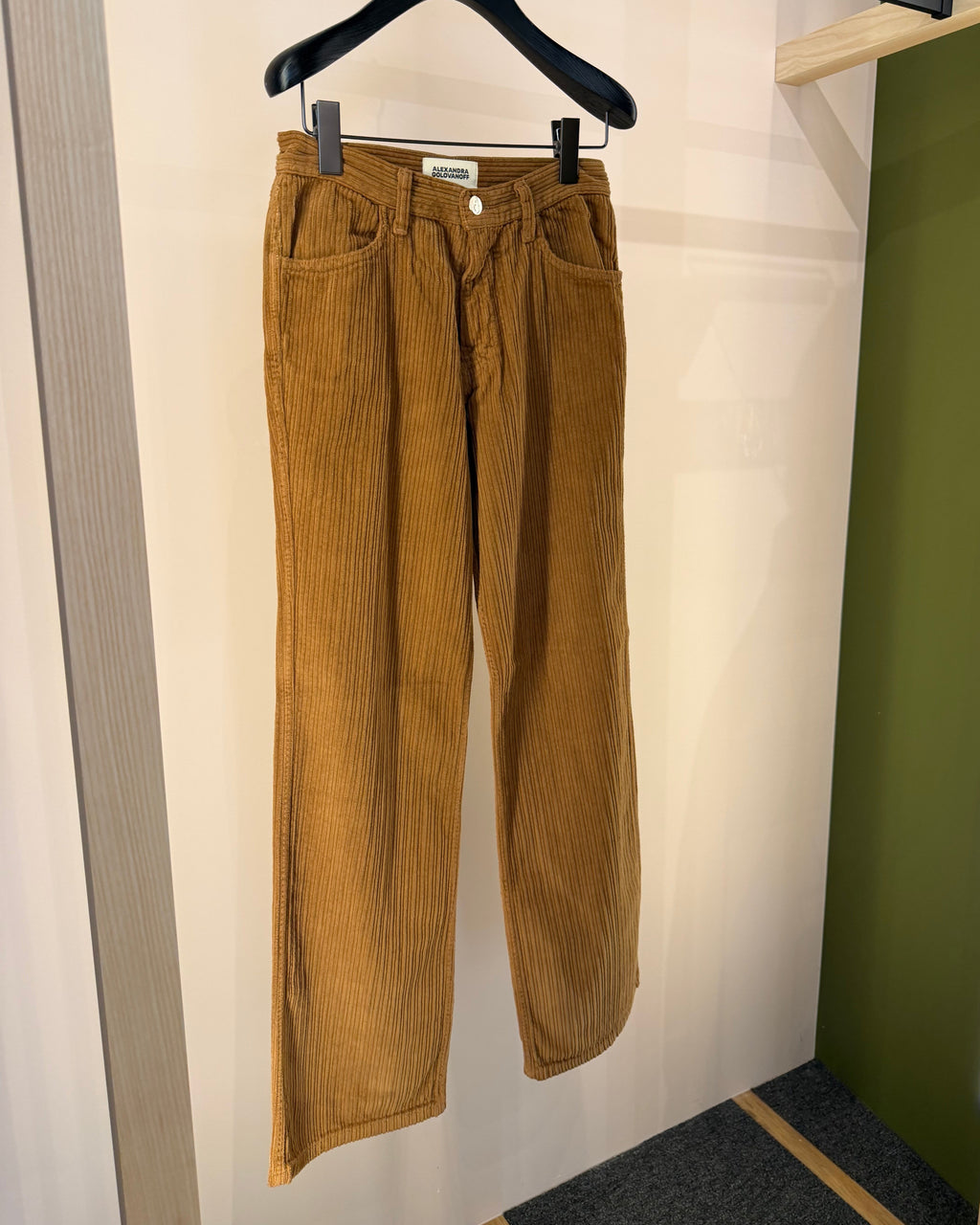Alexandra Golovanoff –  Pantalon en velours côtelé France