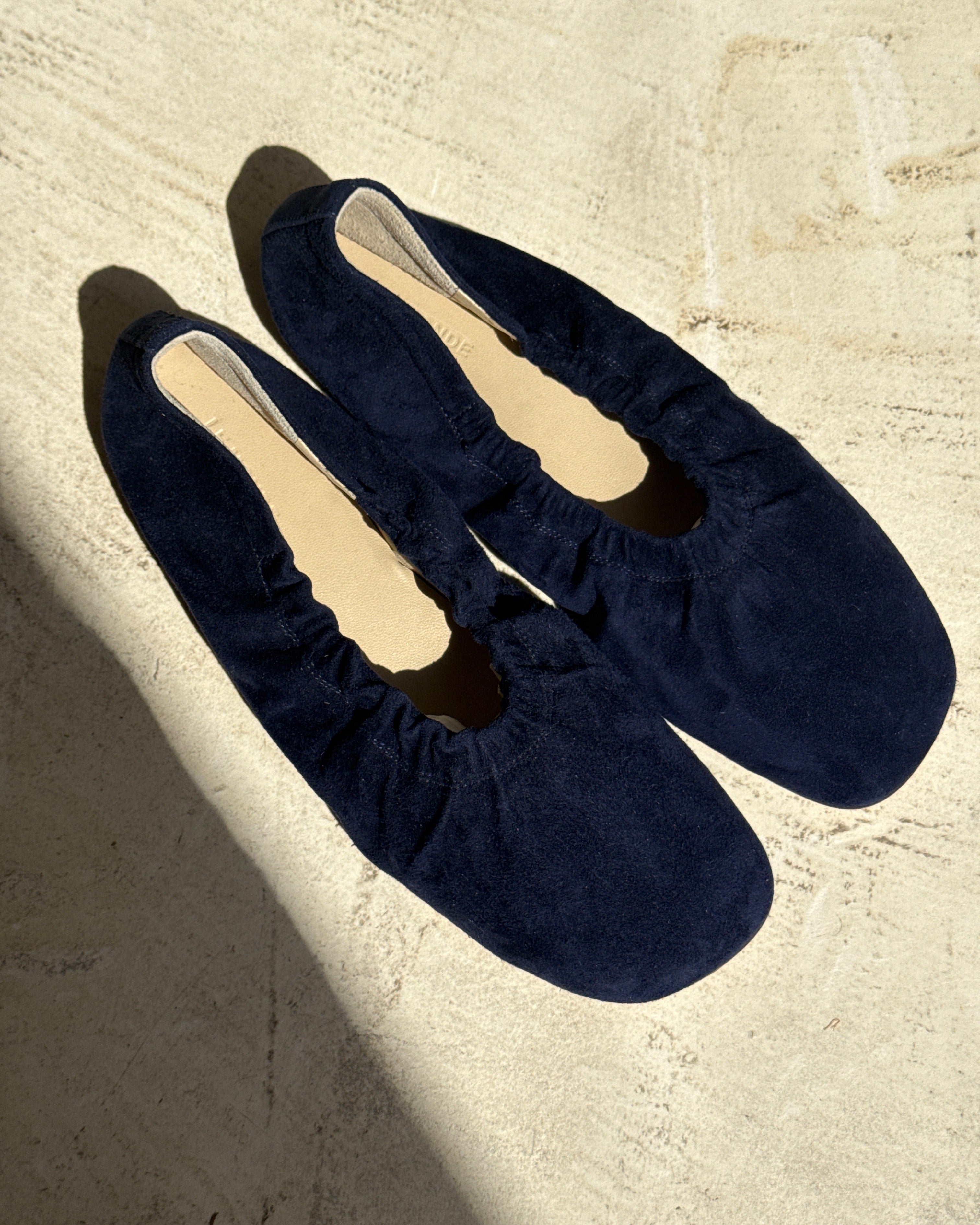 Mica flat elastic suede indigo Le Monde Béryl