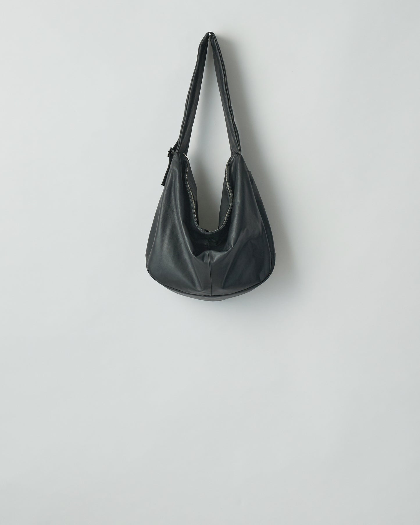 SSSTEIN - SHIRRING HANDLE LEATHER SHOULDER BAG