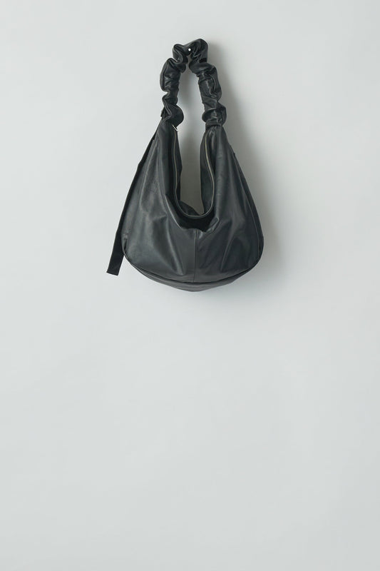 SSSTEIN - SHIRRING HANDLE LEATHER SHOULDER BAG