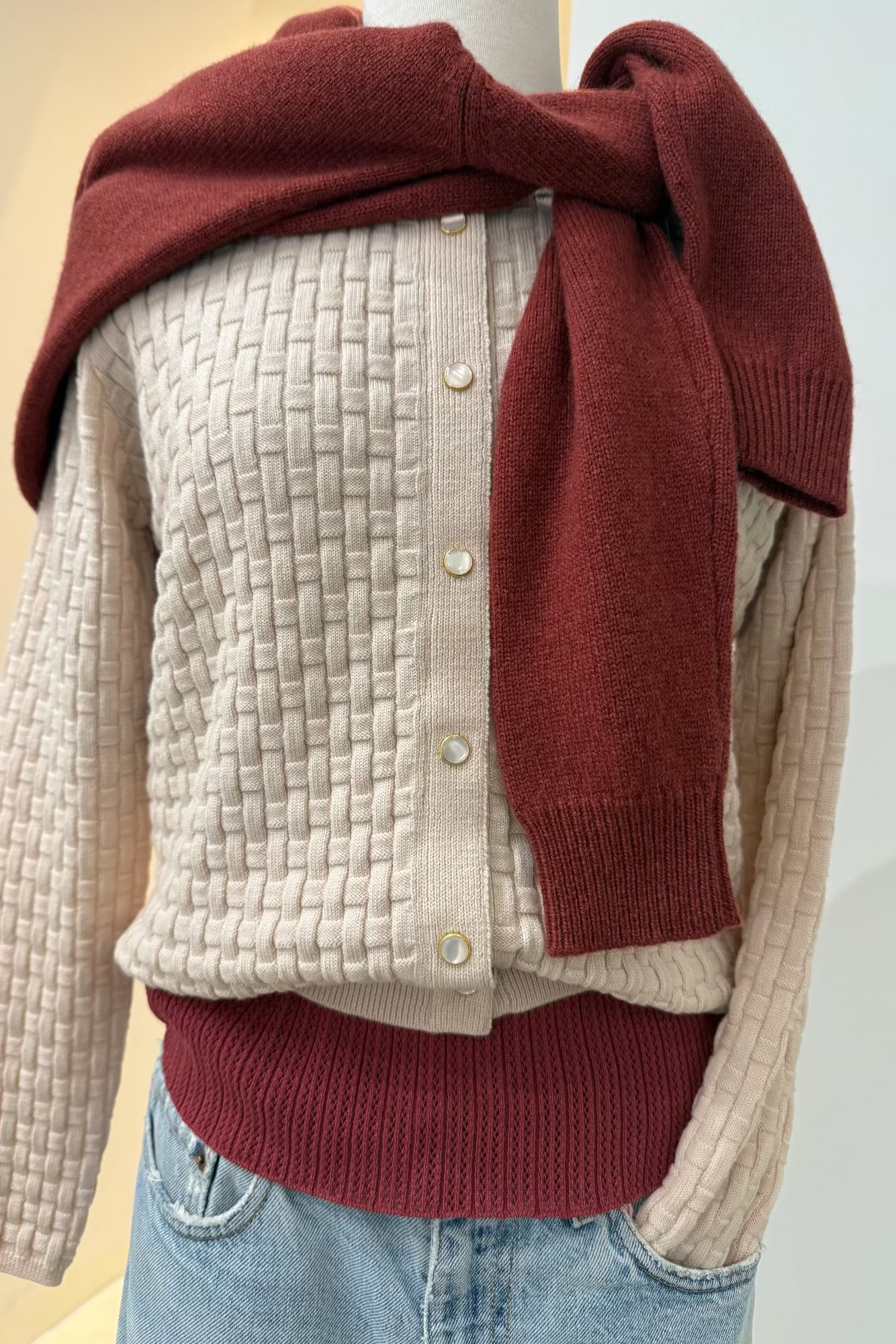 look Molli top rouge brule et cardigan dune 