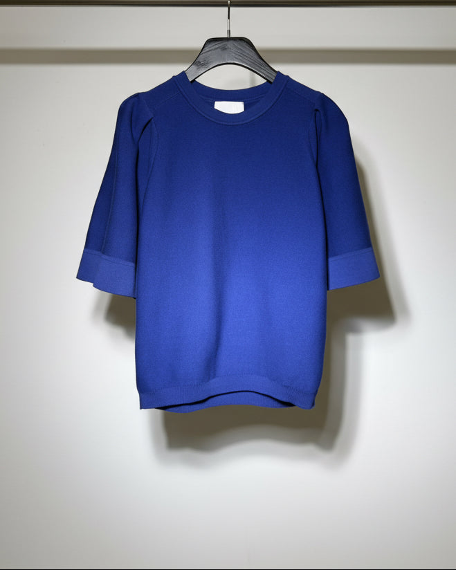 la maison molli imagine un vestiaire tricoté dans une maille d’exception en pure laine vierge ou coton mercerisé. des blouses à col volanté, des tops en maille fine, des polos en maille point mousse…